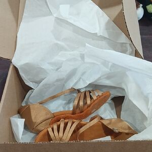 Chic Tan Strappy Sandals